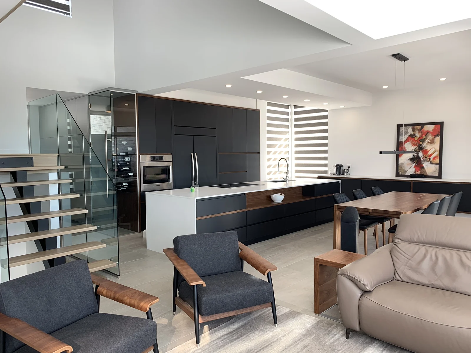 Salon contemporain d'une construction Mica