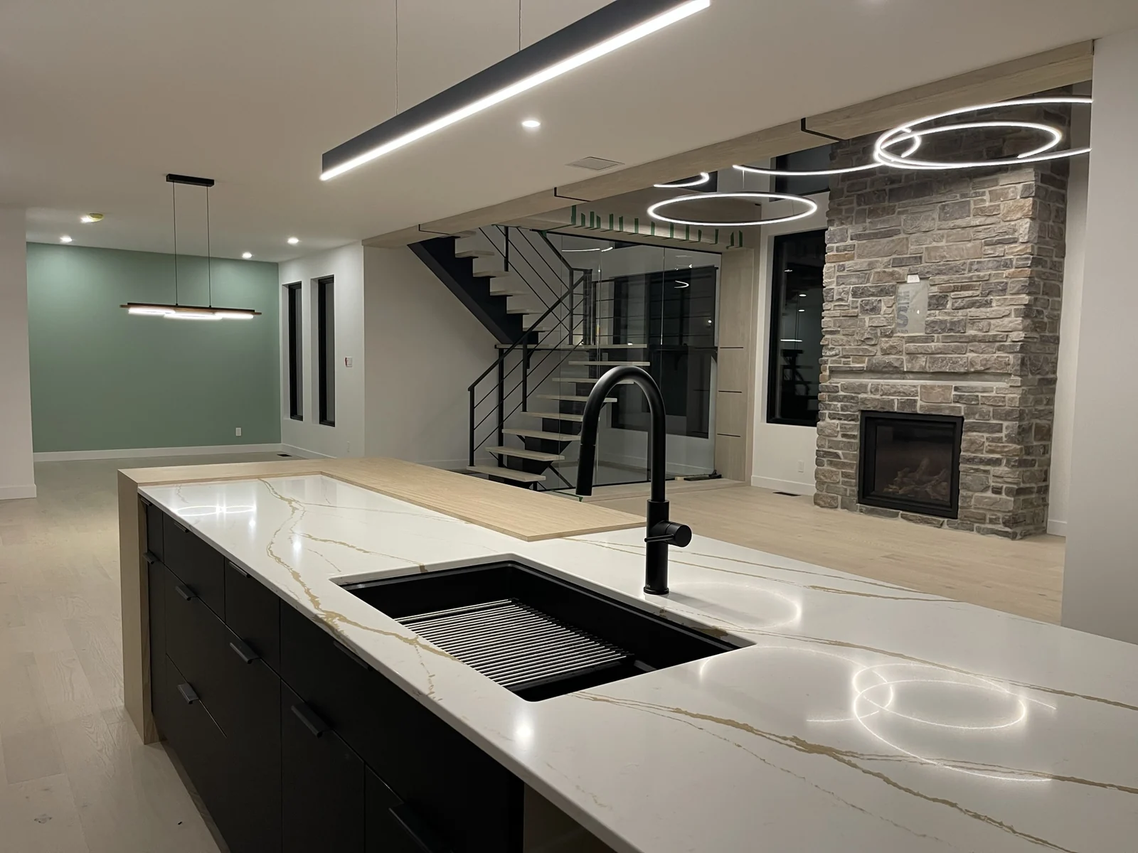 Cuisine moderne avec ilot et foyer