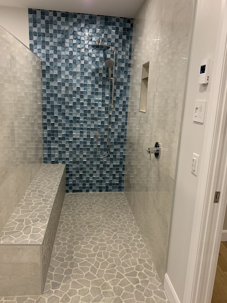 Salle de bain renovee avec douche vitree